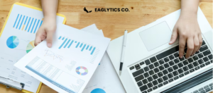 Dashboard to customize SEO reports with editable charts, branding, and metrics.